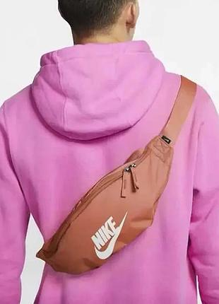 Поясная сумка бананка nike heritage hip pack. коричневая нагрудная сумка на пояс женская. бананка мужская найк