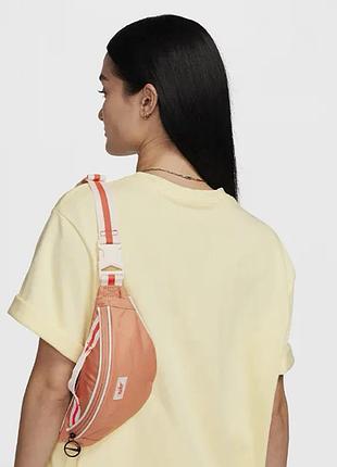 Маленькая поясная сумка nike heritage s retro. женская нагрудная сумочка кроссбоди. мужская сумка на пояс найк