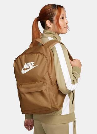 Женский рюкзак для тренировок, фитнеса в спортивном стиле найк nike heritage 20 л светло-коричневый dc4244-224