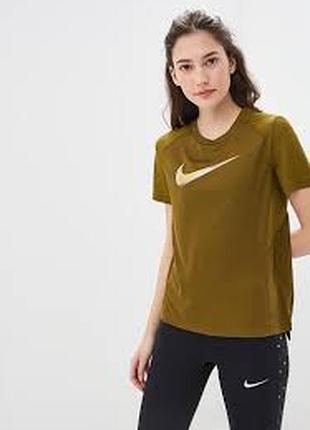 Женская футболка nike. размер указан xs.