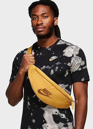 Коричнева бананка nike heritage fa21. чоловіча поясна сумка на пояс найк. жіноча нагрудна сумка крос боді