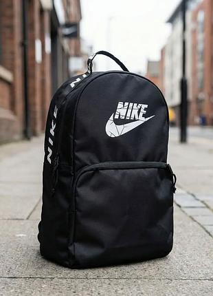 Стильний чорний рюкзак nike з м'якою спинкою і зручною посадкою