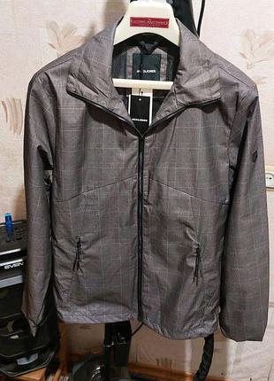 Куртка-ветровка в серую клетку бренда jack &amp; jones.