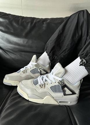 Женские кроссовки nike air jordan 4 retro grey beige джордан серого с бежевым цветами