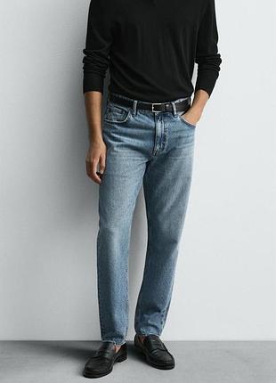 Джинси slim tapered fit виготовлені з бавовняного деніму.