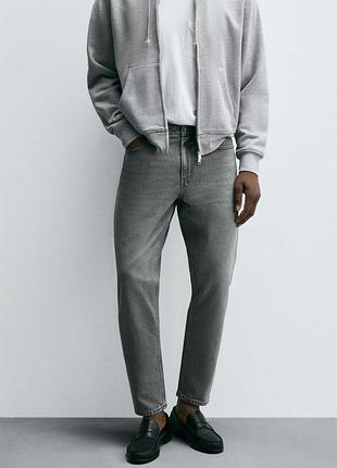 Джинси slim tapered fit виготовлені з бавовняного деніму.