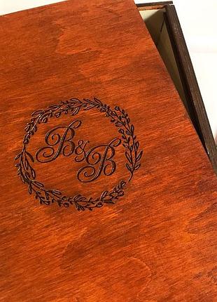 Дерев'яна коробка для весільних келихів із гравіюванням "вінок (2)" червоне дерево