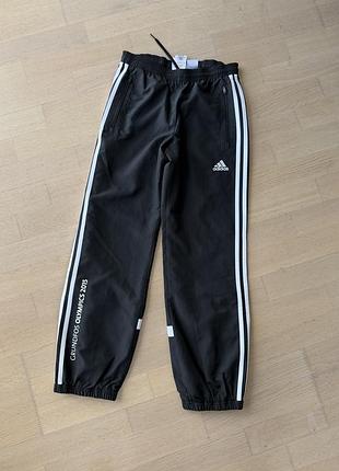 Adidas вітрозахисні тоненькі спортивні широкі штани з кишенями на блискавці