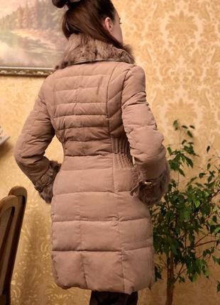 Бежевый теплый длинный зимний пуховик с натуральным мехом6 фото