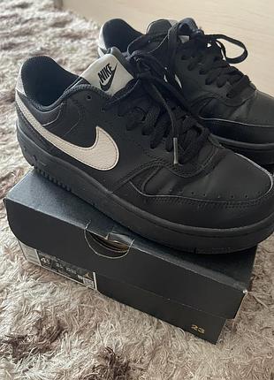 Кроссовки на мальчика ,фирма nike (оригинал ),черного цвета ,кожаные