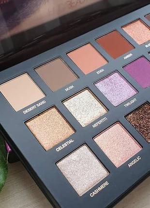 Палетка теней для глаз от бренда huda beauty
