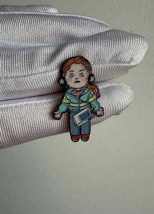 Пін значок металевий брошка макс мейфілд у навушниках “дивні дива / stranger things” (max mayfield персонаж)