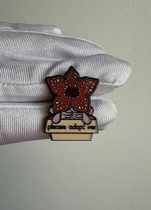 Пін значок металевий брошка демогоргон “дивні дива / stranger things” please adopt me (монстр у коробці)