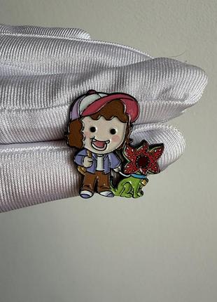 Пін значок металевий брошка дастін гендерсон і демодог “дивні дива / stranger things” (dustin henderson)