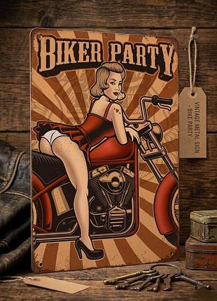 Металлическая винтажная табличка biker party девушка на мотоцикле pin-up, 14х20 см