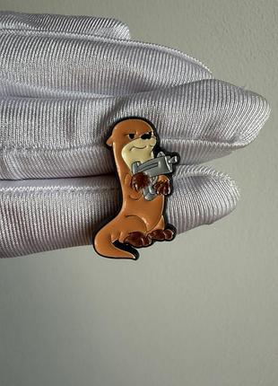Пін значок металевий брошка видра з пістолетом (otter), кумедний значок тварина з характером