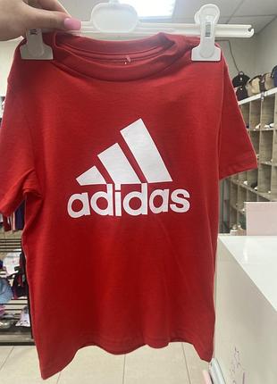 Червона футболка adidas