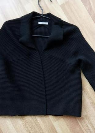 Стильный, теплый кардиган — модель per una бренда marks & spencer, выполненная в черном цвете с глубоким рубчиком