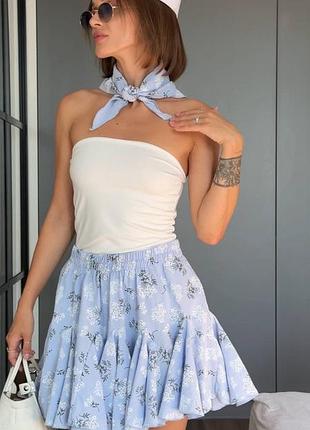 Жіночий костюм трійка з спідницею 😍 легка спідниця в квітковий принт, білий топ бандо та хустинка 💓