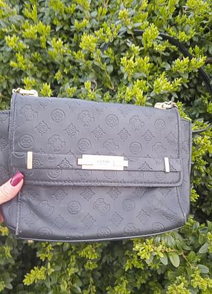 Сумка от известного бренда guess в хорошем состоянии.