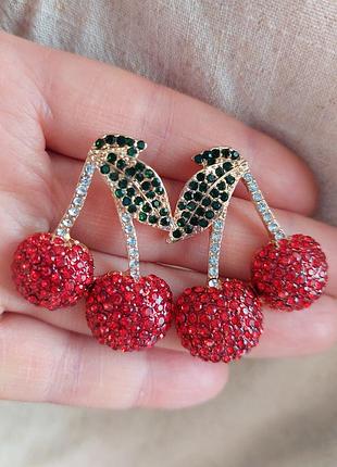 Металлические винтажные  серьги-гвоздики вишни со стразами aela red pave cherry stud(4 см на 3 см)