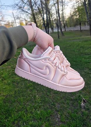 Новые nike air jordan 1 low satin pink 
стильные, нежные и очень эффектные кроссовки в сатиновом персиково - розовом цвете кроссовки