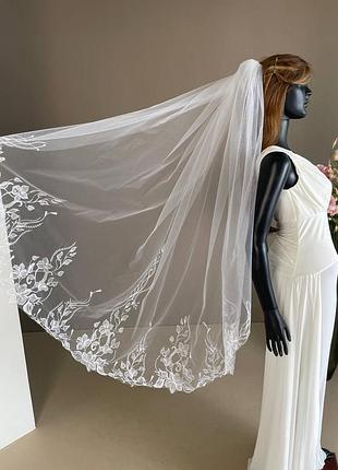 Коротка весільна одношарова фата з вишивкою по низу 1,1 м