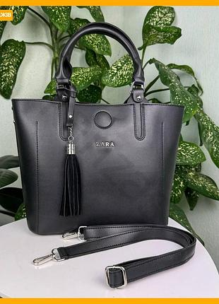 Жіноча сумка чорна zara з брелоком і пензликом стильна сумочка для дівчат на блискавці з екошкіри