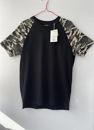 Чоловіча чорна футболка з рукавами мілітарі bershka