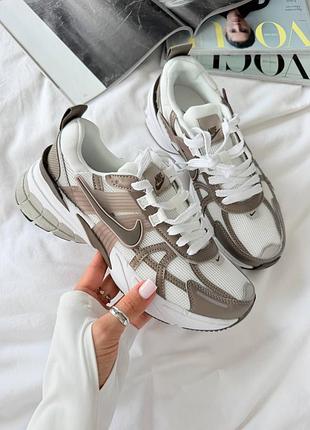 Женские кроссовки nike v2k runtek white brown найк белого с коричневым цветами