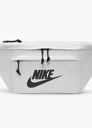 Большая бананка на груди nike tech hip pack. большая поясна сумка слинг. найк сумка кросс боди через плечо