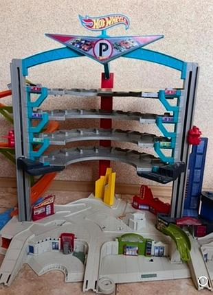 Дитячі іграшки, ігровий набір hot wheels легендарний гараж (модель cmp80), який є величезним багаторівневим паркінгом та гоночною трасою.