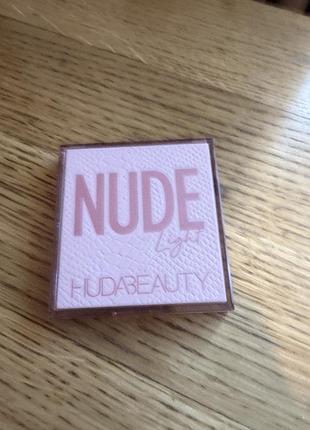 Huda beauty nude light палетка в идеальном состоянии
