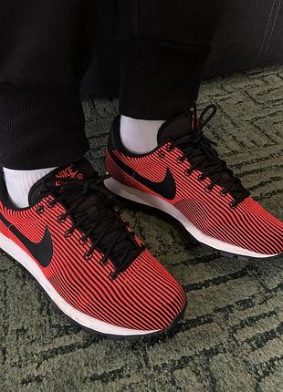 Кросівки nike air max thea з червоно-чорним сітчастим верхом у смужку.