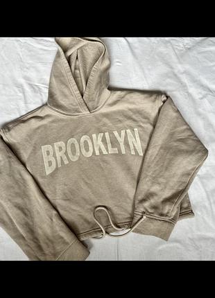 Жіноче бежеве худі з принтом "brooklyn" (oversize), капюшон зі шнурками та характерний спущений рукав zara розмір s
