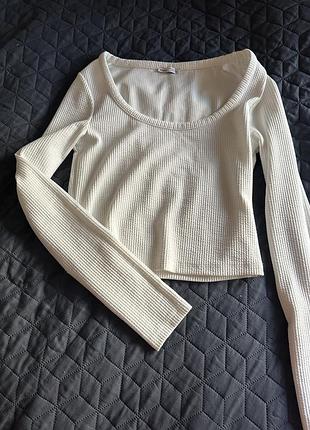 Ковта bershka. розмір м. колір айворі.