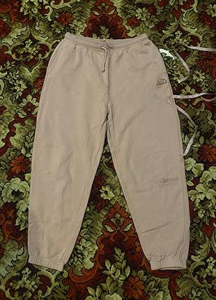 Штани жіночі ellesse виконані в розмірі l-xl в гарному кораловому(малиновому) кольорі. має вишитий логотип.