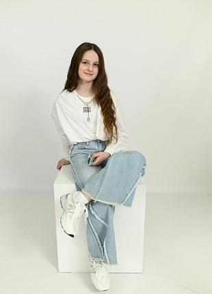 Трендовые джинсы wide leg с эффектными швами и бахромой