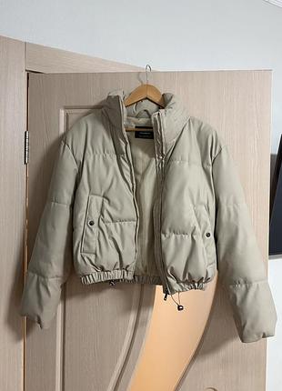 Бежева куртка-пуховик pull&bear - розмір s