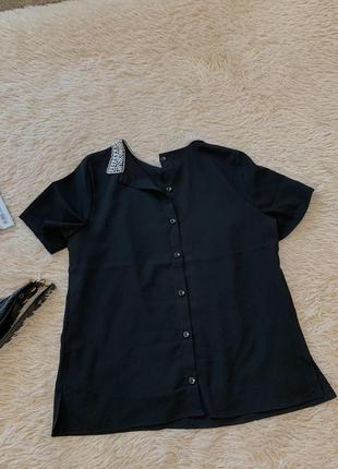 Чёрная блузка без рукавов с белым кружевным воротником3 фото
