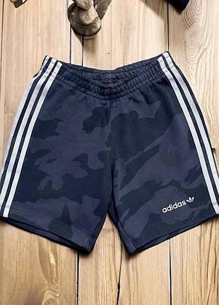 Оригінальні шорти adidas на хлопчика