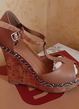 Босоножки две пары за 400 гр.