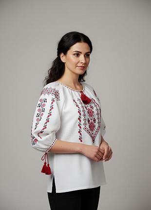 Стильная женская вышиванка с геометрическим орнаментом на белой ткани сірий орнамент