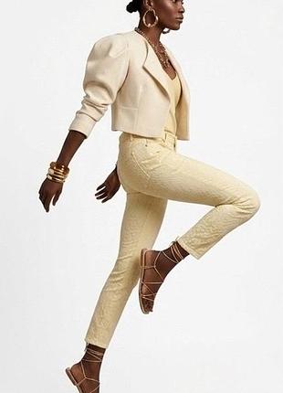 Светло-желтые брюки zara с анималистичным принтом под леопард, размер uk 14 / l