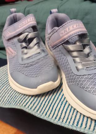 Кроссовки девчачьи skechers 27 размера, имеют едва заметные дефекты,гарные и удобные к детской ножке
