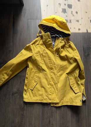 Жовта водонепроникна куртка — модель joules right as rain coast.