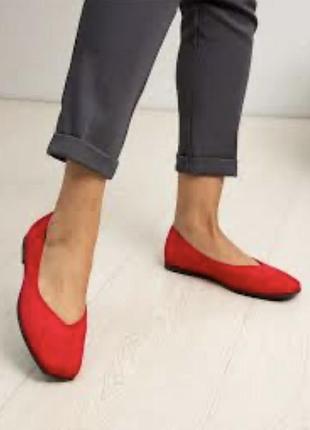 Балетки з натуральної замші червоні замшеві балетки clarks