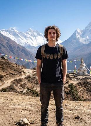 Футболка мужская бренда shangri -la из хлопка.
замеры:пог-50;длина изделия -63 см, длина рукава -20 см.