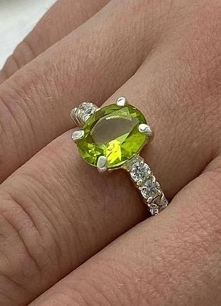 Серебряное кольцо жозель с натуральным хризолитом 156к-01