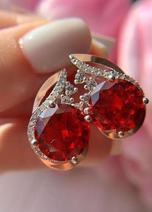 Серьги из серебра с золотом и круглыми красными фианитами пурпур